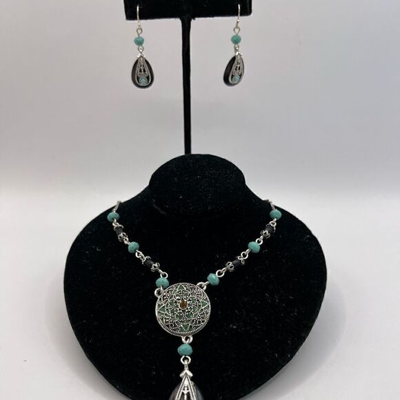 Avon, NR Necklace and earrings - Picture 6 of 8